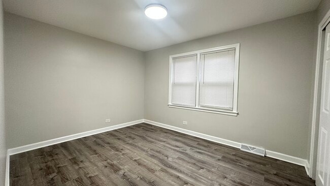 Building Photo - 5715 N Spaulding Ave