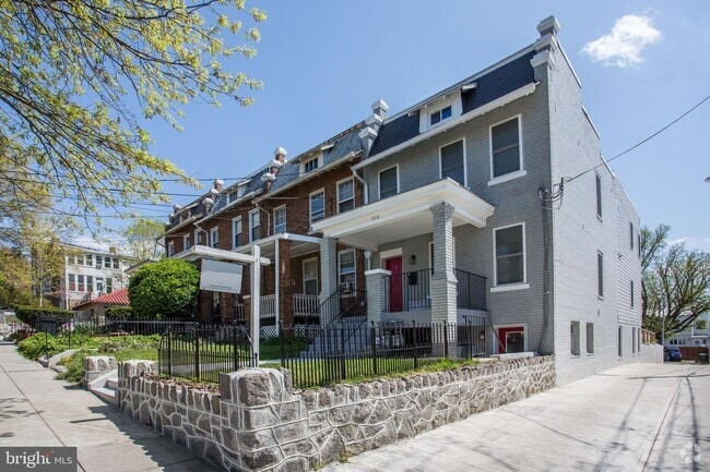 Building Photo - 414 Varnum St NW
