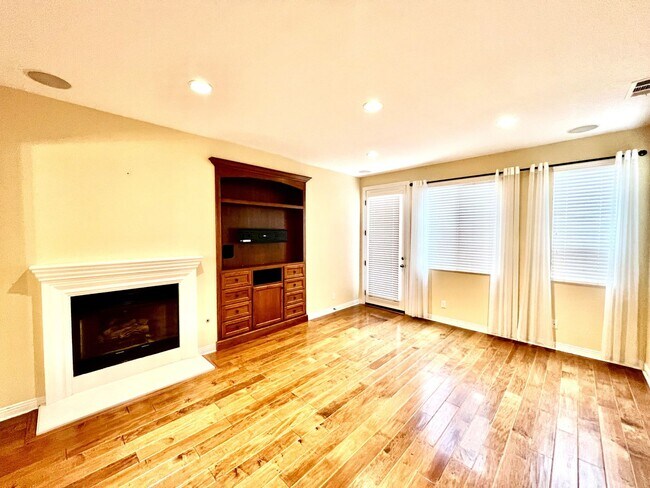 Building Photo - Luxurious 3 Bedroom, 2.5 Baths Single Fami...