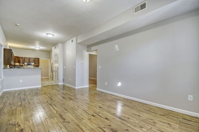 Foto del edificio - Beautiful 3 Bed- 1 bath (Lower Unit) in Great Location! Move in Ready! $250 off 1st months rent!