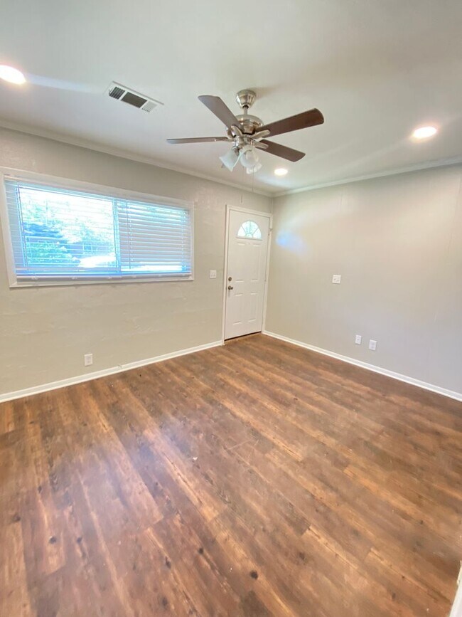 Building Photo - Newly Renovated! Short-term lease only!
