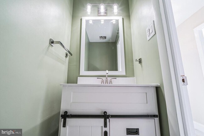 Foto del edificio - 1179 Putnam Blvd