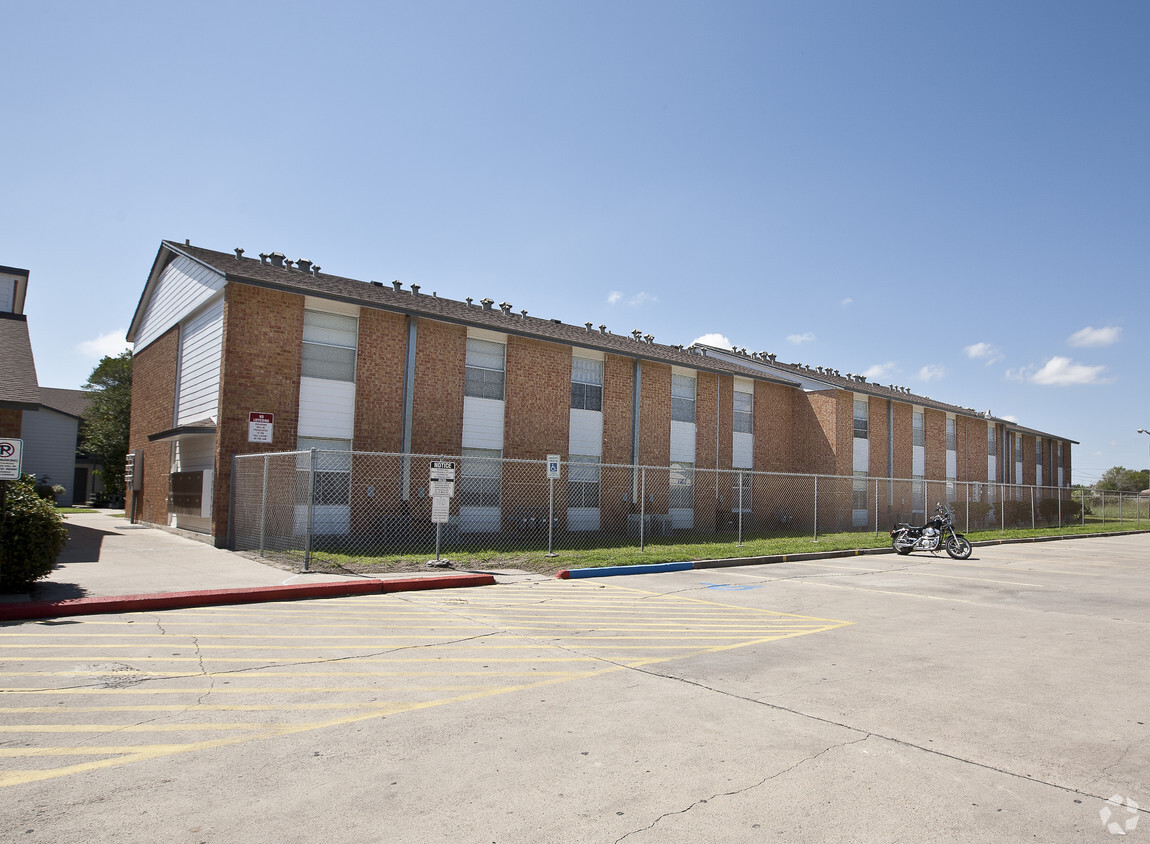 Building Photo - Sandy Oaks Apartments