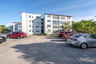 Building Photo - 2860 Somerset Dr