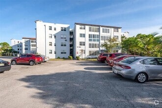 Building Photo - 2860 Somerset Dr