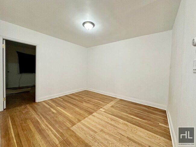 Foto del edificio - RENOVATED 3 BEDROOM APT 63rd Drive