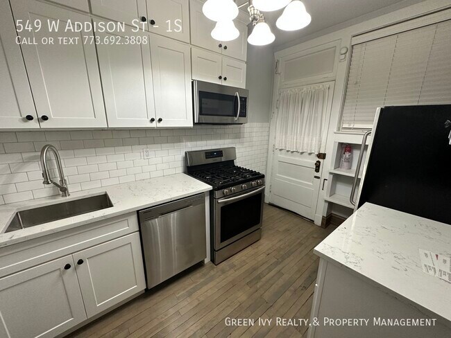Foto del edificio - Wrigleyville 2 Bed 1 Bath on Addison (No a...