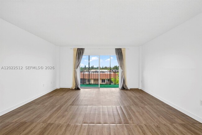 Foto del edificio - 4174 Inverrary Dr
