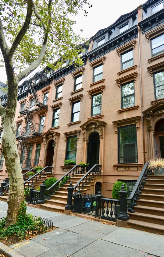 Building Photo - FIVE BED COBBLE HILL TRIPLEX