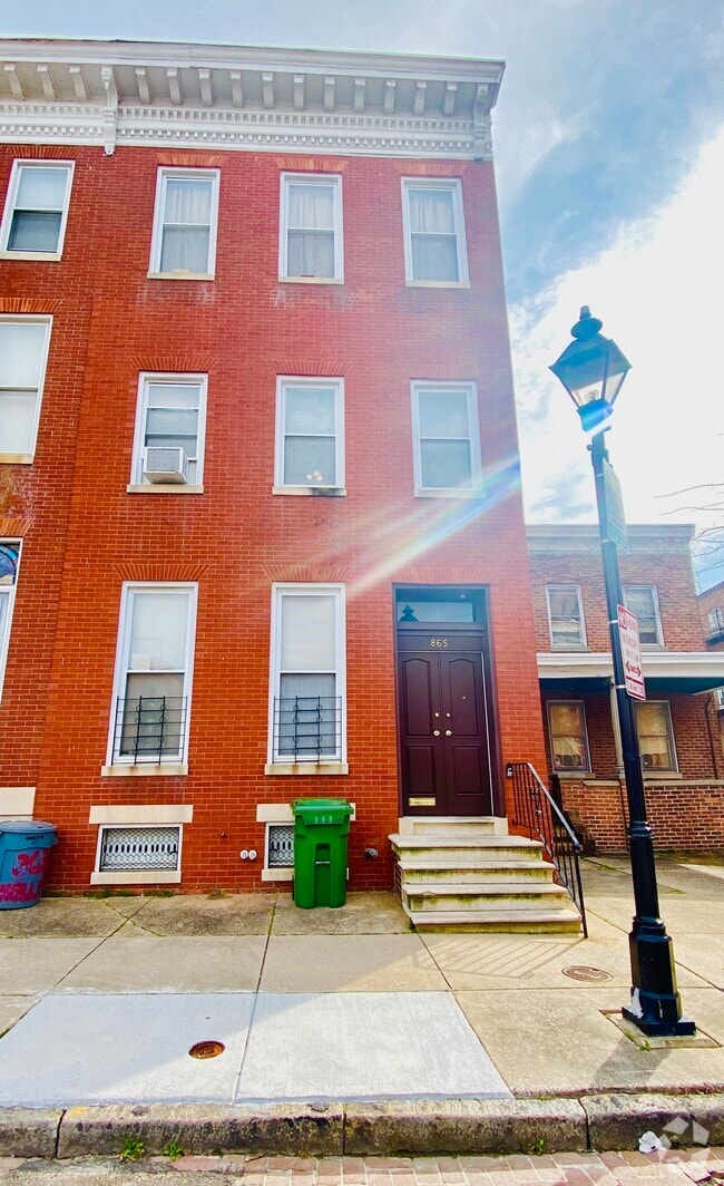 Building Photo - 865 Hollins St