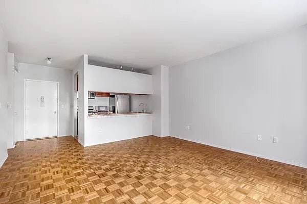 Building Photo - 99 Battery Pl