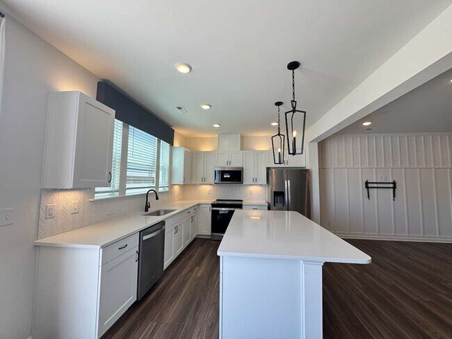 Foto del edificio - MODEL HOUSE-Experience refined living in the 3 bed, 2.5 bath, 2 car garage brand new, impeccably ...