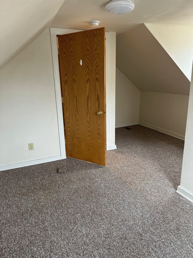 Bedroom - 924A W Blodgett St