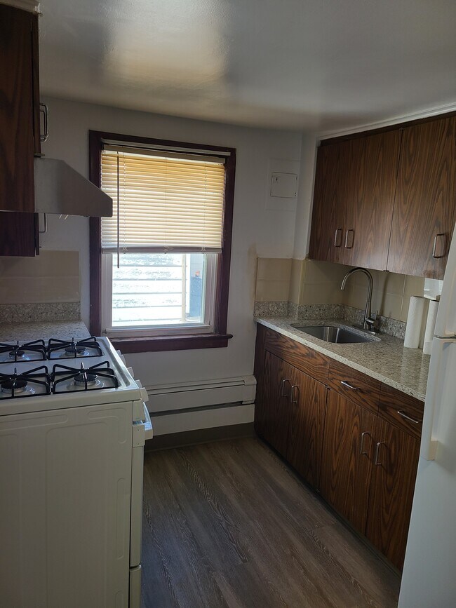 Cocina con encimeras de mármol nuevas, ventana y ventilador. - 131 Depeyster St