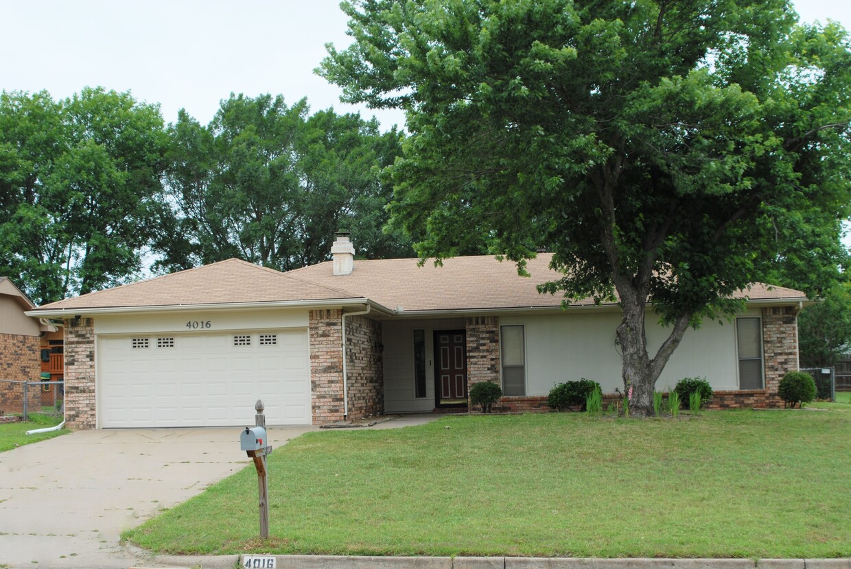 Foto principal - 4016 Westbrook Dr