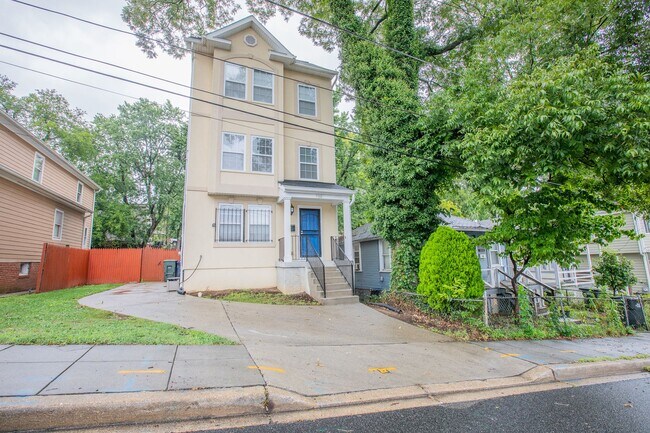 Foto del edificio - Lovely 4 BR/3.5 BA Single-Family Home in B...