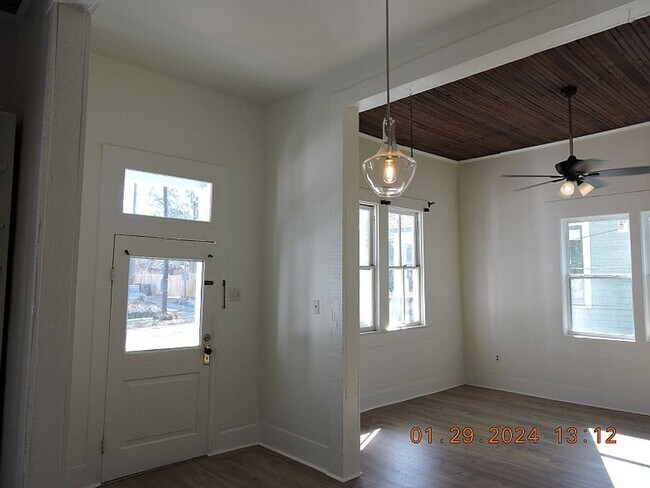 Foyer - 1250 Perkins Rd