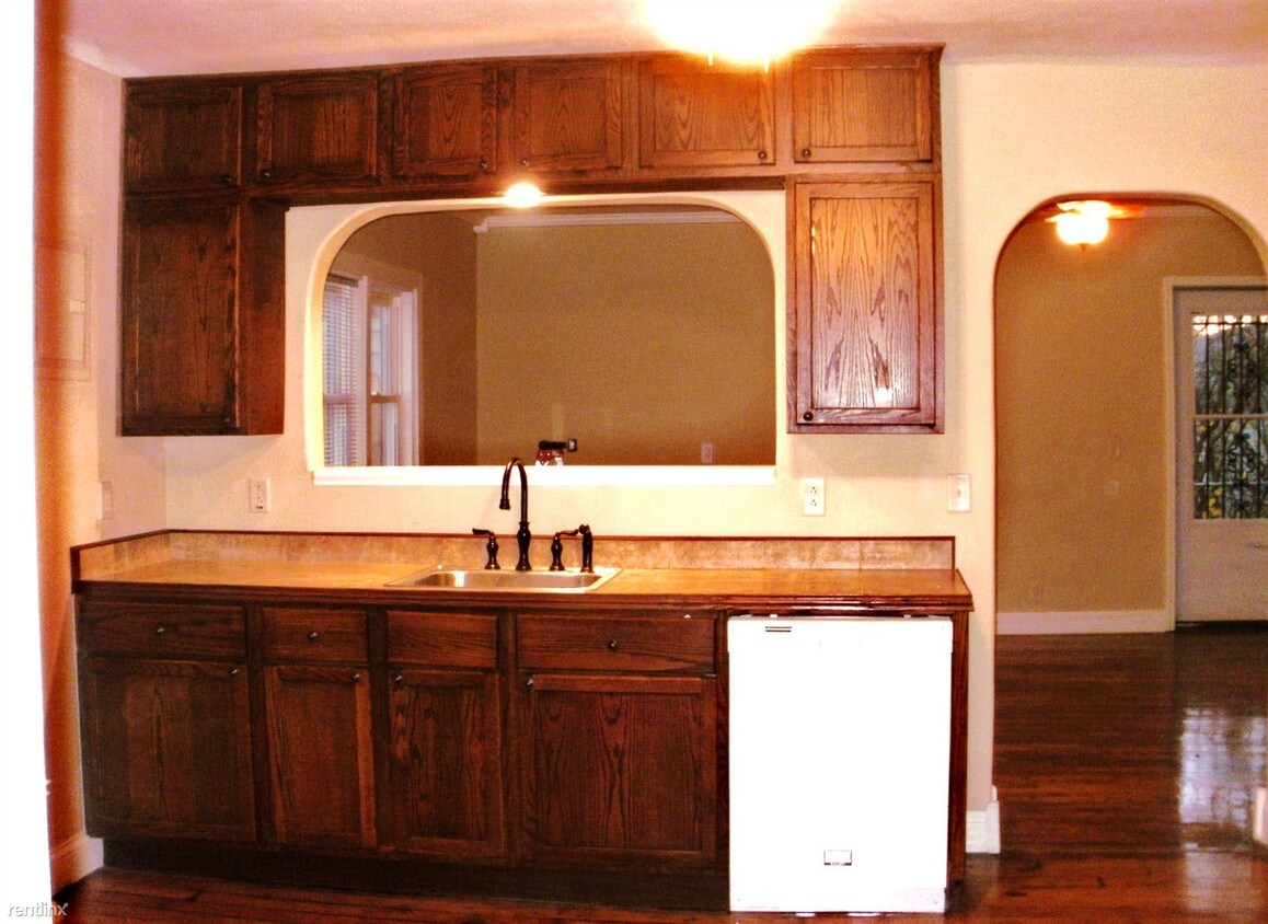 Foto principal - 203 E Adams St