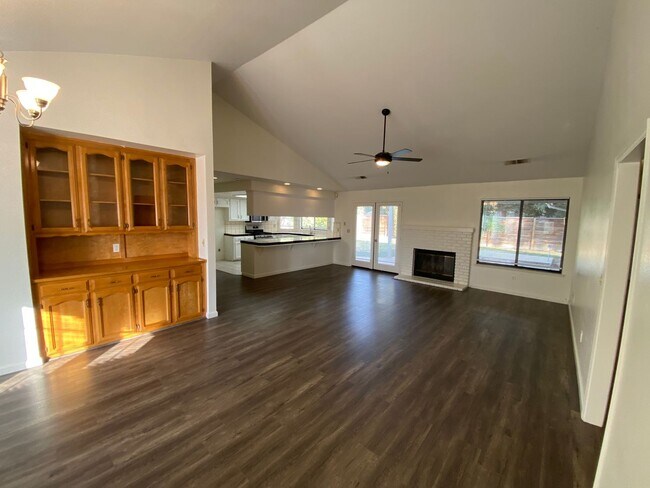Building Photo - NW Visalia home available now!