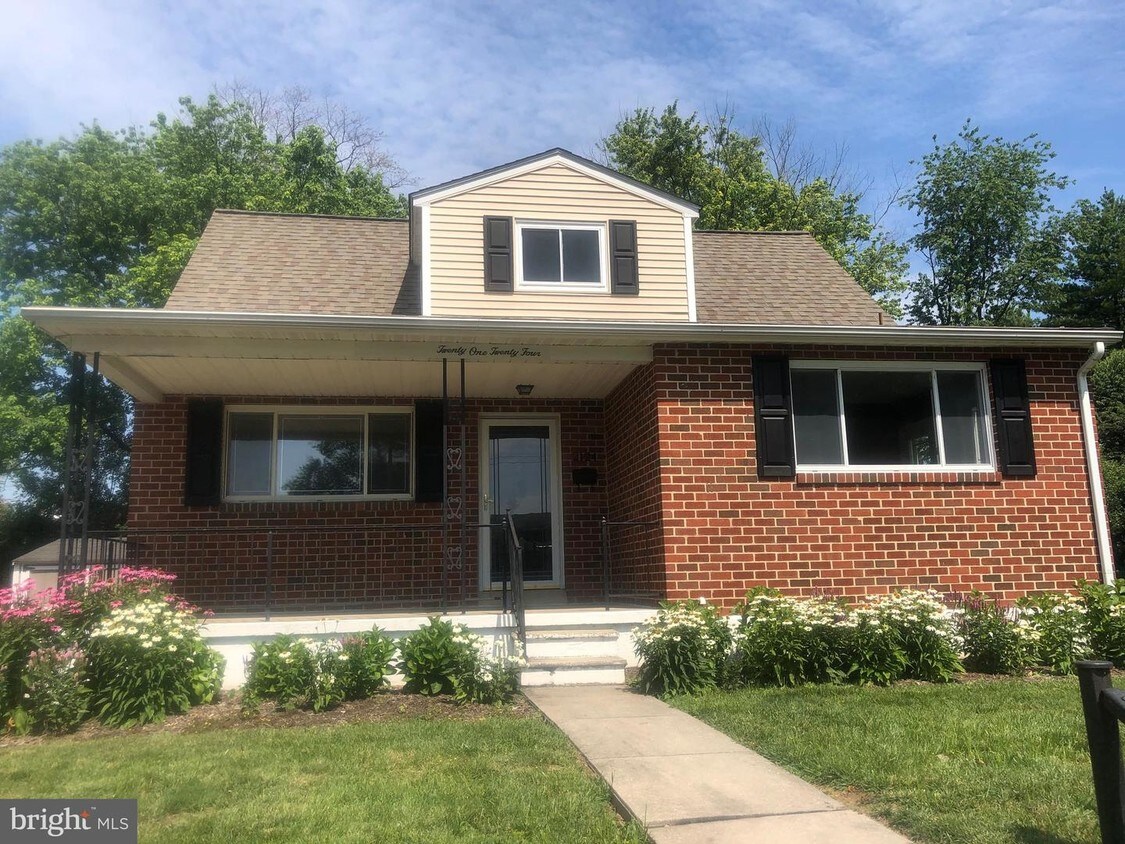Primary Photo - 2124 Sweetbrier Ln