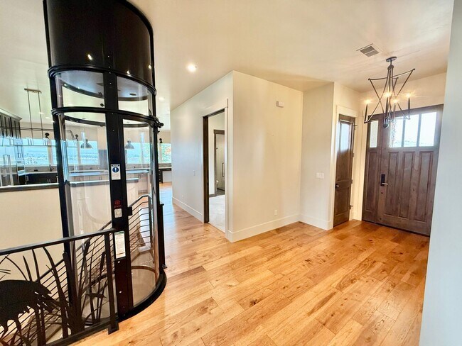 Foto del edificio - 2387 Harding Pk Ct