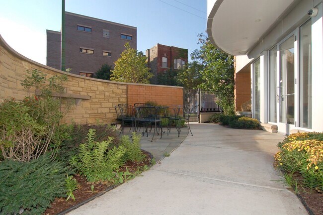 Building Photo - 914 W Hubbard St