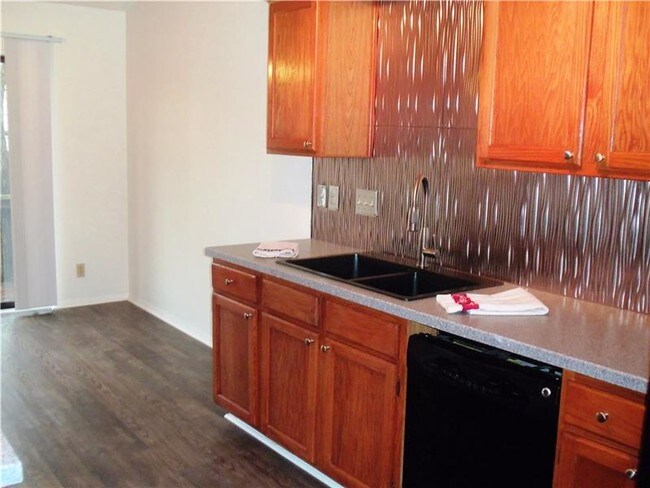 Foto del edificio - 5602 Woodrow Ave