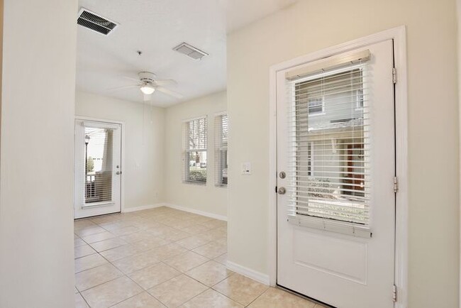 Foto del edificio - Gorgeous 3/2.5 Spacious Townhome with 1 Ca...