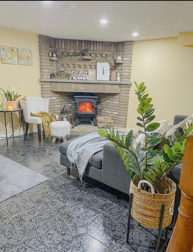 Building Photo - 700 Brock Av