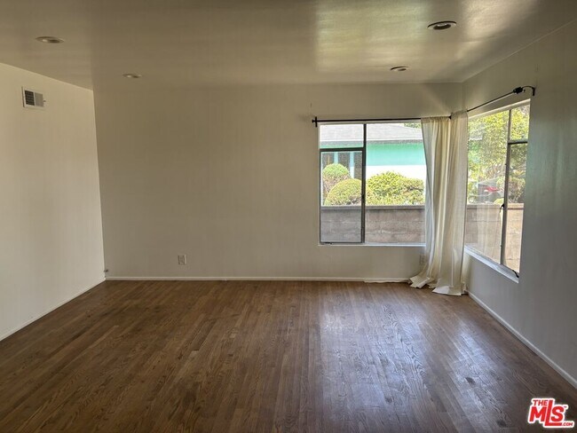 Building Photo - 366 E Hillsdale St