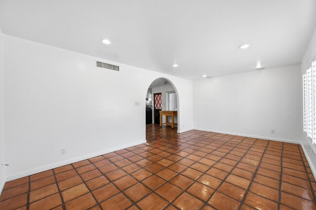 Building Photo - 8639 E Virginia Ave