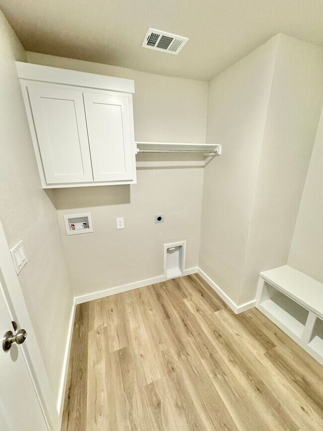 Foto del edificio - Brand New Construction! 3 bed, 2 bath, 2 c...