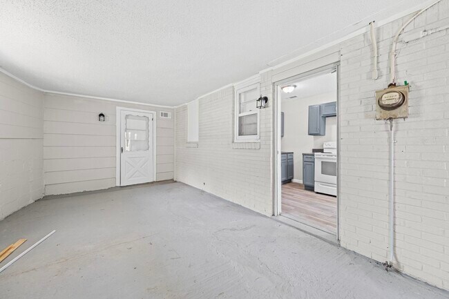 Building Photo - 410 Carbon Cove