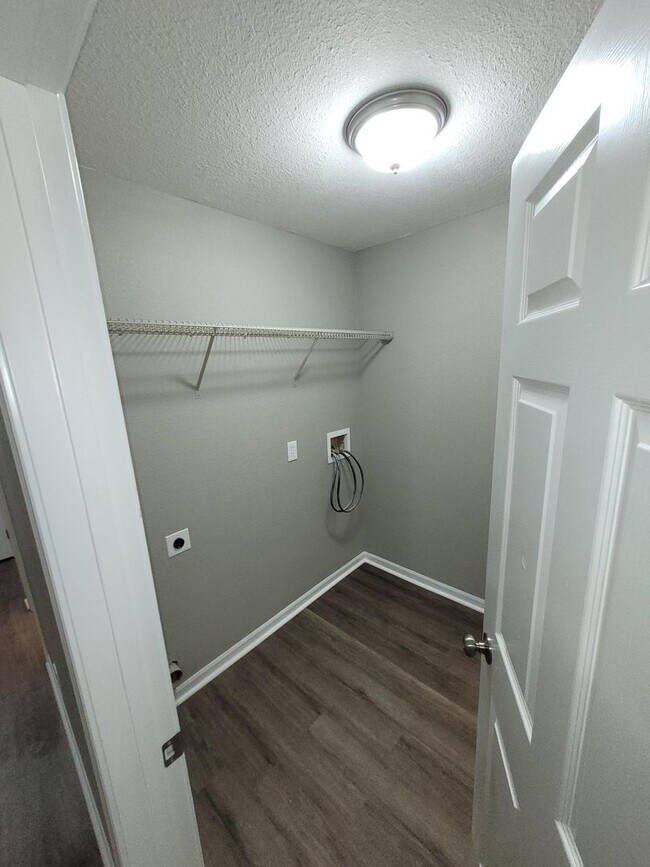 Foto del edificio - 2 Bedroom 1.5 Bath Available April 23, 2021
