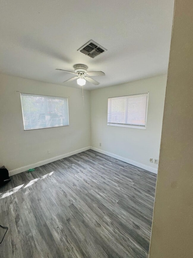 Building Photo - 861 SW 10th Dr