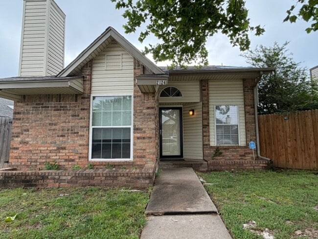 Adorable cottage style three bed, two bath, two car garage home in Moore Schools! - Adorable cottage style three bed, two bath, two car garage home in Moore Schools!
