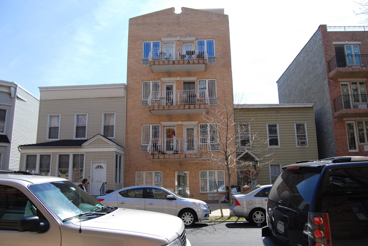 Primary Photo - 3079 32nd St