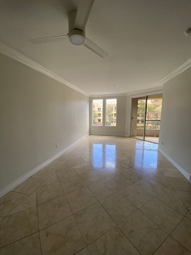 Building Photo - Remodeled 2 Bedroom Condo Just Off the Strip!