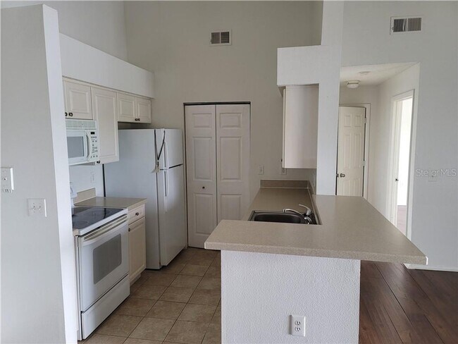 Building Photo - The Gables at Lakeside 2/2