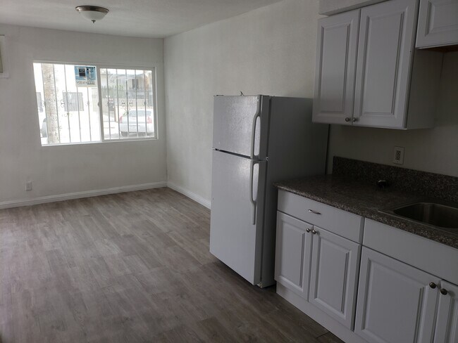Building Photo - 2108 Sunrise Ave