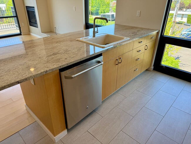Building Photo - Architecturally Significant High End Unit-...