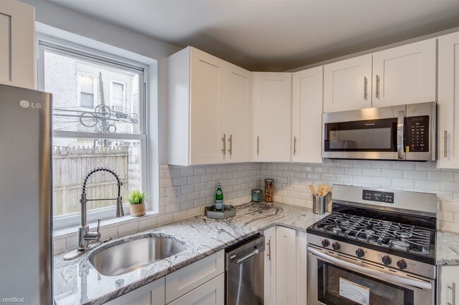 Building Photo - 2 br, 1.5 bath House - 2050 Pierce St