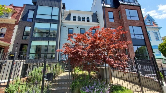 Building Photo - Amazing 2 Bedroom, 2 Full Bathroom 14th St Apartment with Secure Parking!