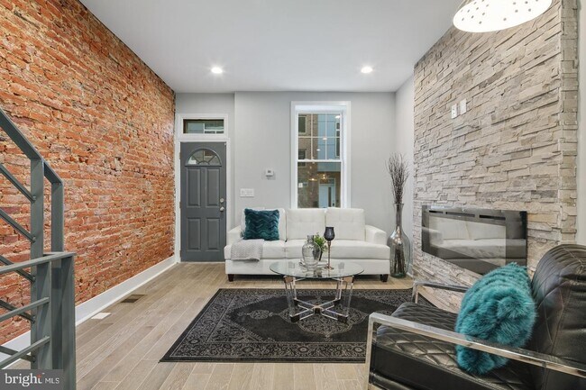 Building Photo - 2114 E Arizona St