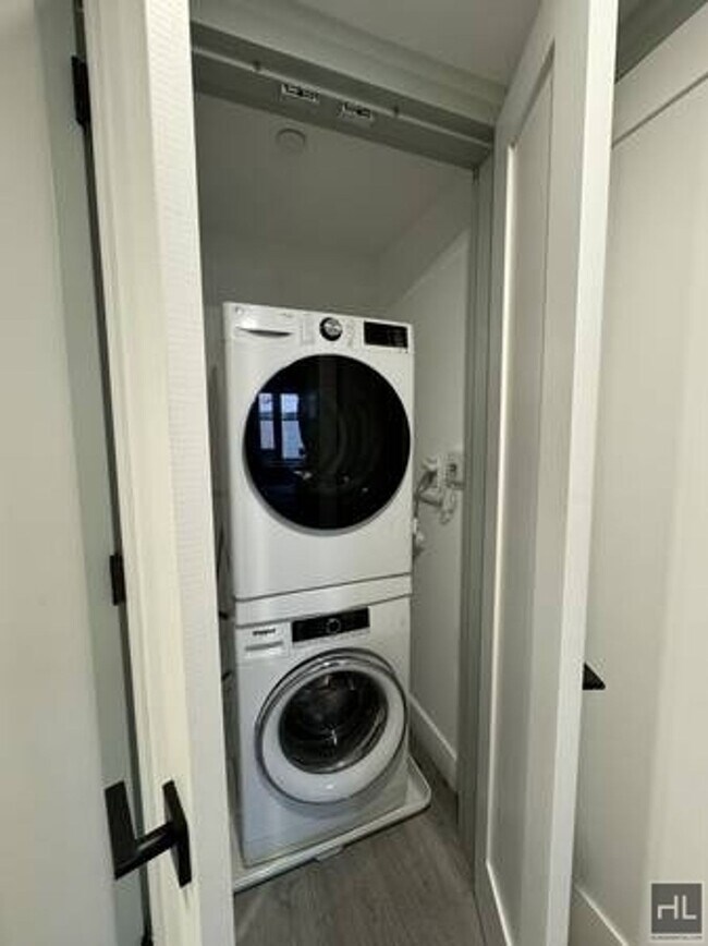 Building Photo - Suydam street