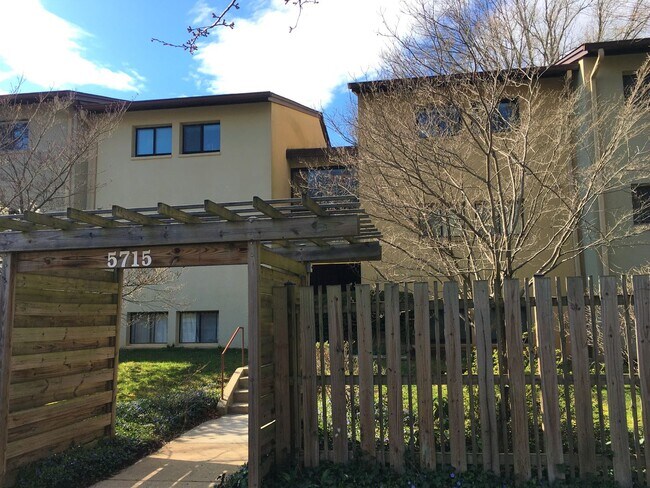 Foto del edificio - Quaint 1 BR Condo in Columbia with Sunroom!