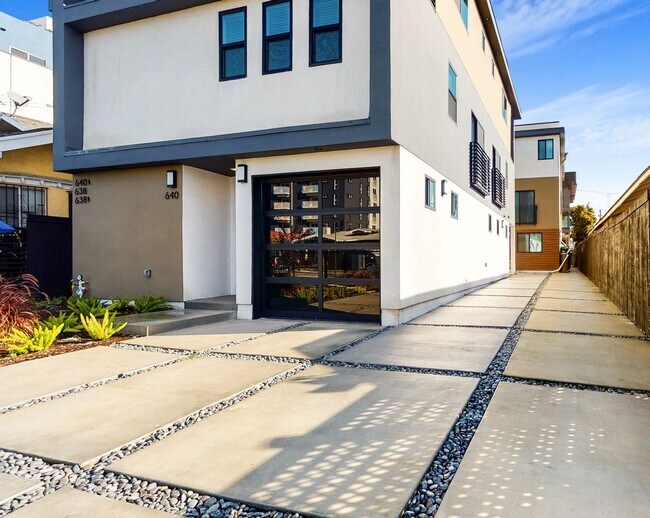 Foto del edificio - 638 N Serrano Ave