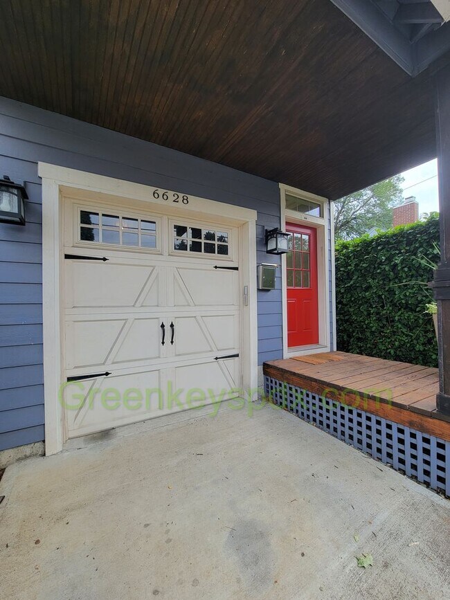 Building Photo - Beautiful 2-Story house in North Portland