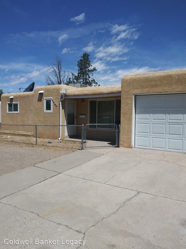 Foto principal - 3 br, 1.5 bath House - 5409 Candelaria Rd NE