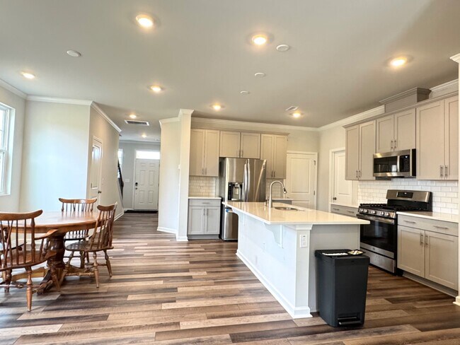Foto del edificio - 4 Bedroom End Unit Townhome Almost New